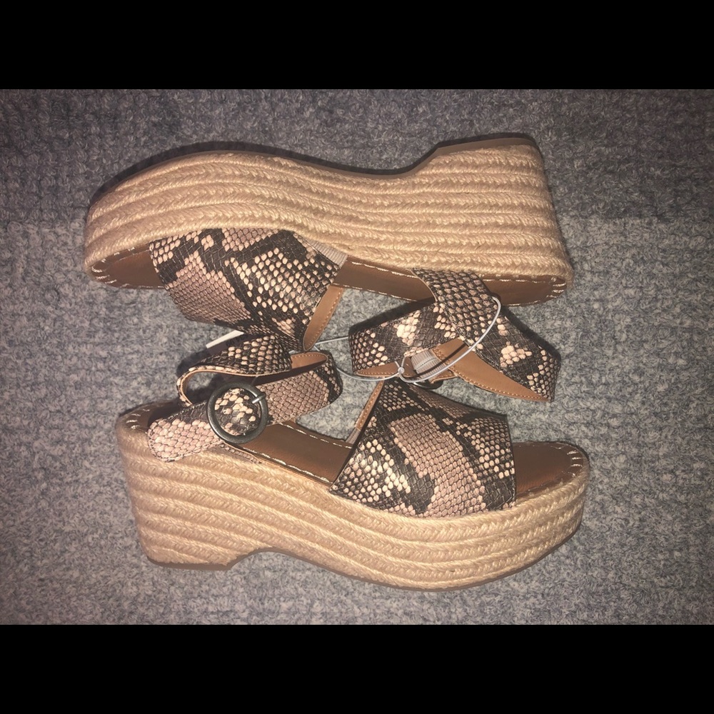 Universal Thread Sandals - Picture 2 of 8